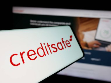 Stuttgart, Almanya - 03-24-2025: İrlandalı kredi notu şirketi Creditsafe Group 'un logosuna sahip akıllı telefon web sitesinin önünde ekranda. Telefon ekranının merkez soluna odaklan.