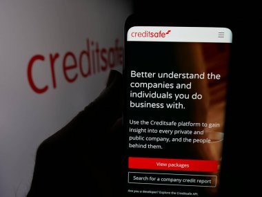 Stuttgart, Almanya - 03-24-2025: İrlandalı kredi notu şirketi Creditsafe Group 'un logosu olan web sayfası logonun önünde ekranda. Telefon ekranının merkezine odaklan.