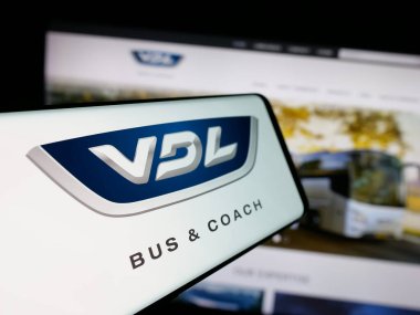 Stuttgart, Almanya - 03-24-2025: Hollandalı otomotiv şirketi VDL Bus ve Koç 'un logosuna sahip akıllı telefon web sitesinin önünde ekranda. Telefon ekranının merkez soluna odaklan.