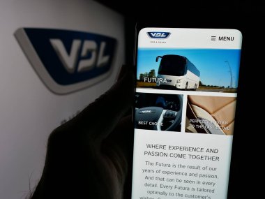 Stuttgart, Almanya - 03-24-2025: Hollandalı otomotiv şirketi VDL Otobüs ve Koç 'un logosu olan web sayfası ekranda. Telefon ekranının merkezine odaklan.