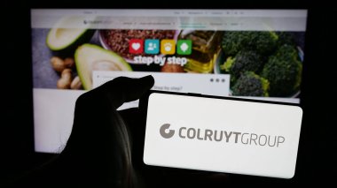 Stuttgart, Almanya - 03-24-2025: Belçikalı perakende şirketi Colruyt Group NV 'nin logosunun bulunduğu cep telefonu web sayfası önünde ekranda. Telefon ekranına odaklan.