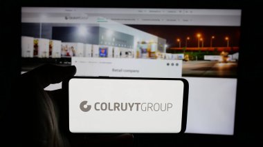 Stuttgart, Almanya - 03-24-2025: Belçikalı perakende şirketi Colruyt Group N.V. 'nin logosunun bulunduğu cep telefonu web sayfası önünde ekranda. Telefon ekranına odaklan.