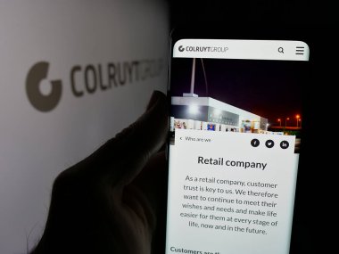 Stuttgart, Almanya - 03-24-2025: Belçikalı perakende şirketi Colruyt Group NV 'nin web sayfası olan cep telefonu logonun önünde ekranda. Telefon ekranının merkezine odaklan.