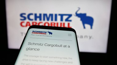 Stuttgart, Almanya - 03-24-2025: Alman karavan şirketi Schmitz Cargobull AG 'nin logolu cep telefonu web sitesinin önünde ekranda. Telefon ekranının sol üst kısmına odaklan.