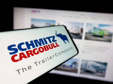 Stuttgart, Almanya - 03-24-2025: Alman karavan şirketi Schmitz Cargobull AG 'nin logosuna sahip akıllı telefon web sitesinin önünde ekranda. Telefon ekranının merkez soluna odaklan.