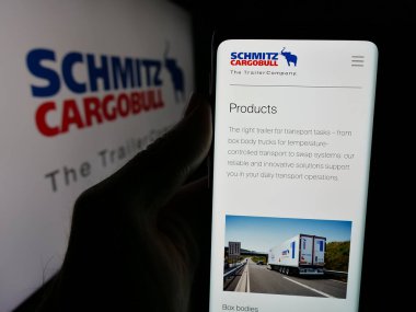 Stuttgart, Almanya - 03-24-2025: Alman karavan şirketi Schmitz Cargobull AG 'nin logosunun bulunduğu web sayfası ekranda. Telefon ekranının merkezine odaklan.