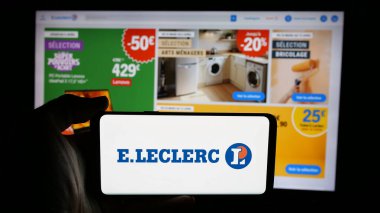Stuttgart, Almanya - 03-24-2025: Fransız perakende şirketi E.Leclerc 'in logosunun bulunduğu cep telefonu web sayfası önünde ekranda. Telefon ekranına odaklan.