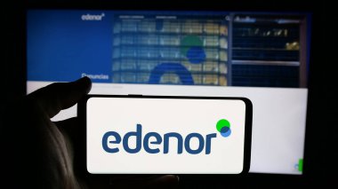 Stuttgart, Almanya - 03-27-2025: Arjantinli enerji şirketi Edenor S.A. 'nın logosunun bulunduğu cep telefonu web sayfası önünde ekranda. Telefon ekranına odaklan.