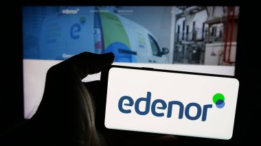 Stuttgart, Almanya - 03-27-2025: Arjantinli enerji şirketi Edenor S.A. 'nın logosunun bulunduğu cep telefonu web sayfası önünde ekranda. Telefon ekranına odaklan.