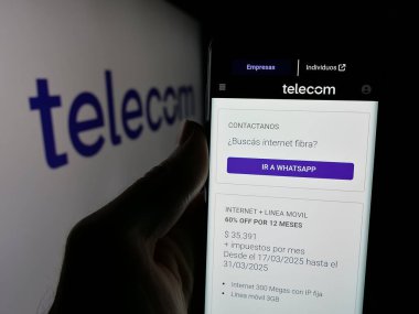 Stuttgart, Almanya - 03-27-2025: Arjantinli Telekom Arjantin S.A. şirketinin internet sayfası ile cep telefonu tutan kişi logonun önünde ekranda. Telefon ekranının merkezine odaklan.