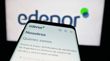 Stuttgart, Almanya - 03-27-2025: Arjantinli enerji şirketi Edenor S.A. 'nın logosunun bulunduğu cep telefonu web sitesinin önünde ekranda. Telefon ekranının sol üst kısmına odaklan.
