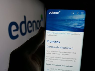 Stuttgart, Almanya - 03-27-2025: Arjantinli enerji şirketi Edenor S.A. 'nın logosunun bulunduğu web sayfası ekranda logonun önünde duruyor. Telefon ekranının merkezine odaklan.