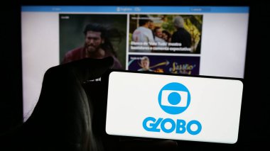 Stuttgart, Almanya - 03-27-2025: Brezilyalı televizyon kanalı Globo 'nun logosunun bulunduğu cep telefonu web sayfası önünde ekranda. Telefon ekranına odaklan.