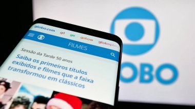 Stuttgart, Almanya - 03-27-2025: Brezilyalı televizyon kanalı Globo 'nun logosunun bulunduğu cep telefonu web sitesinin önünde ekranda. Telefon ekranının sol üst kısmına odaklan.