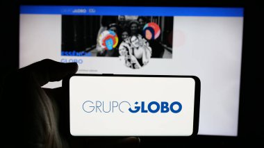 Stuttgart, Almanya - 03-27-2025: Brezilyalı medya ve televizyon şirketi Grupo Globo 'nun logosunun bulunduğu cep telefonu web sayfası önünde ekranda. Telefon ekranına odaklan.