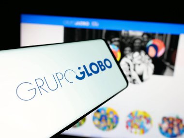 Stuttgart, Almanya - 03-27-2025: Brezilyalı medya ve televizyon şirketi Grupo Globo 'nun logosuna sahip akıllı telefon web sitesinin önünde ekranda. Telefon ekranının merkez soluna odaklan.
