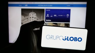Stuttgart, Almanya - 03-27-2025: Brezilyalı medya ve televizyon şirketi Grupo Globo 'nun logosuna sahip cep telefonu web sayfası önünde ekranda. Telefon ekranına odaklan.