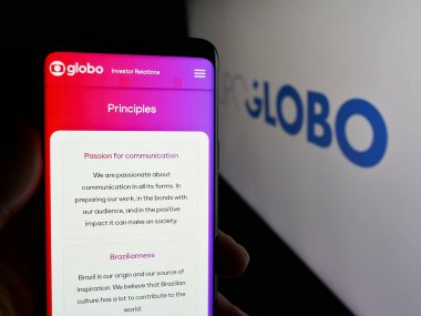 Stuttgart, Almanya - 03-27-2025: Brezilyalı medya ve televizyon şirketi Grupo Globo 'nun internet sayfası olan cep telefonu logosu önünde ekranda. Telefon ekranının merkezine odaklan.