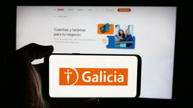 Stuttgart, Almanya - 03-27-2025: Bankacılık şirketi Grupo Financiero Galicia S.A. 'nın logosunun bulunduğu cep telefonu web sayfası önünde ekranda. Telefon ekranına odaklan.