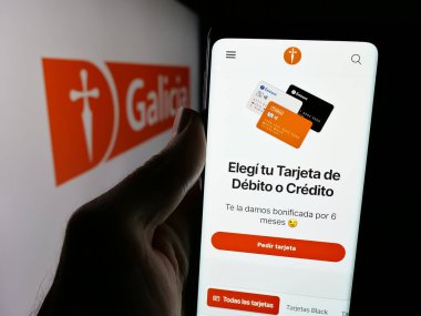 Stuttgart, Almanya - 03-27-2025: Üzerinde bankacılık şirketi Grupo Financiero Galicia S.A. 'nın logosu bulunan web sayfası logonun önünde ekranda. Telefon ekranının merkezine odaklan.
