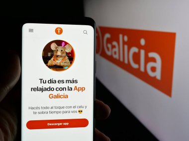 Stuttgart, Almanya - 03-27-2025: Bankacılık şirketi Grupo Financiero Galicia S.A. 'nın internet sayfası olan cep telefonu logonun önünde ekranda. Telefon ekranının merkezine odaklan.