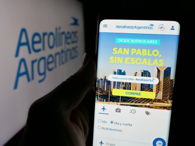 Stuttgart, Almanya - 03-27-2025: Havayolu şirketi Aerolineas Argentinas S.A. 'nın logosunun yer aldığı web sayfası ekranda. Telefon ekranının merkezine odaklan.