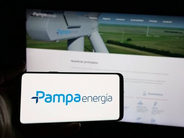 Stuttgart, Almanya - 03-27-2025: Arjantinli enerji şirketi Pampa Energia S.A. 'nın logosunu taşıyan kişi web sitesinin önünde ekranda. Telefon ekranına odaklan.