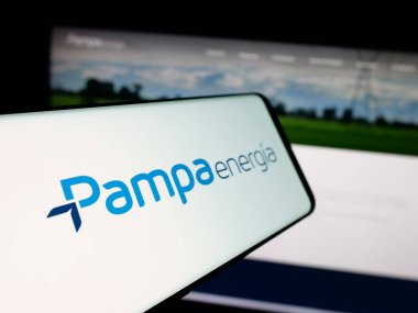 Stuttgart, Almanya - 03-27-2025: Arjantinli enerji şirketi Pampa Energia S.A. 'nın logosuna sahip akıllı telefon web sitesinin önünde ekranda. Telefon ekranının merkez soluna odaklan.