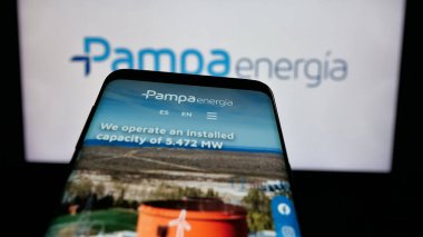 Stuttgart, Almanya - 03-27-2025: Arjantinli enerji şirketi Pampa Energia S.A. 'nın logosuna sahip cep telefonu web sitesinin önünde ekranda. Telefon ekranının sol üst kısmına odaklan.