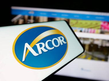 Stuttgart, Almanya - 03-27-2025: Şekerleme şirketi Arcor S.A.I.C. logolu akıllı telefon Web sitesinin önünde ekranda. Telefon ekranının merkez soluna odaklan.
