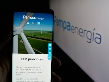 Stuttgart, Almanya - 03-27-2025: Arjantinli enerji şirketi Pampa Energia S.A. 'nın web sayfası olan cep telefonu logonun önünde ekranda. Telefon ekranının merkezine odaklan.