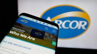 Stuttgart, Almanya - 03-27-2025: Şekerleme şirketi Arcor S.A.I.C. 'nin logosuyla cep telefonu Web sitesinin önünde ekranda. Telefon ekranının sol üst kısmına odaklan.