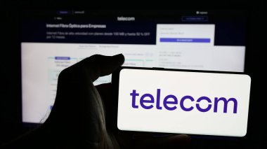 Stuttgart, Almanya - 03-27-2025: Arjantinli Telekom Arjantin S.A. şirketinin logosunun bulunduğu cep telefonu web sayfası önünde ekranda. Telefon ekranına odaklan.