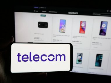 Stuttgart, Almanya - 03-27-2025: Arjantinli Telecom Arjantin S.A. şirketinin logosunu elinde tutan kişi web sitesinin önünde ekranda. Telefon ekranına odaklan.
