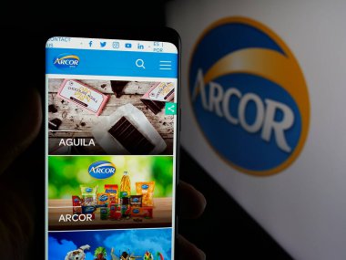 Stuttgart, Almanya - 03-27-2025: Şekerleme şirketi Arcor S.A.I.C. logosu olan kişi web sayfası Ekranda logonun önünde. Telefon ekranının merkezine odaklan.