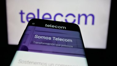 Stuttgart, Almanya - 03-27-2025: Arjantinli Telekom Arjantin S.A. şirketinin logosunun yer aldığı cep telefonu web sitesinin önünde ekranda. Telefon ekranının sol üst kısmına odaklan.