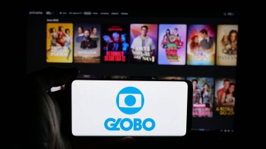 Stuttgart, Almanya - 03-27-2025: Brezilyalı televizyon kanalı Globo 'nun logosunun bulunduğu cep telefonu web sayfası önünde ekranda. Telefon ekranına odaklan.