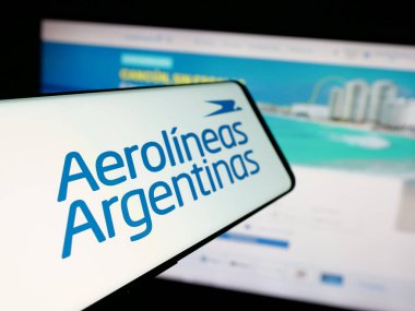 Stuttgart, Almanya - 03-27-2025: Havacılık şirketi Aerolineas Argentinas 'ın logosuna sahip akıllı telefon web sitesinin önünde ekranda. Telefon ekranının merkez soluna odaklan.