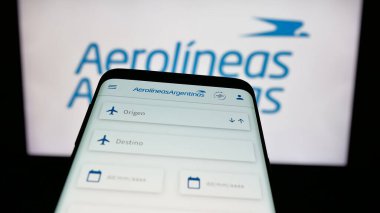 Stuttgart, Almanya - 03-27-2025: Web sitesinin önünde ekranda Aerolineas Argentinas S.A. adlı havayolu şirketinin logosunun bulunduğu cep telefonu. Telefon ekranının sol üst kısmına odaklan.