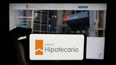 Stuttgart, Almanya - 03-31-2025: Finans şirketi Banco Hipotecario S.A. 'nın logosunun bulunduğu cep telefonu web sayfası önünde ekranda. Telefon ekranına odaklan.