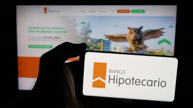 Stuttgart, Almanya - 03-31-2025: Finans şirketi Banco Hipotecario S.A. 'nın logosunun bulunduğu cep telefonu web sayfası önünde ekranda. Telefon ekranına odaklan.