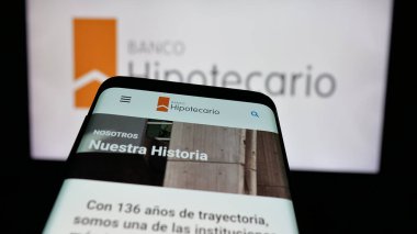 Stuttgart, Almanya - 03-31-2025: İnternet sitesinin önünde ekranda finans şirketi Banco Hipotecario S.A. 'nın logosunun bulunduğu cep telefonu. Telefon ekranının sol üst kısmına odaklan.