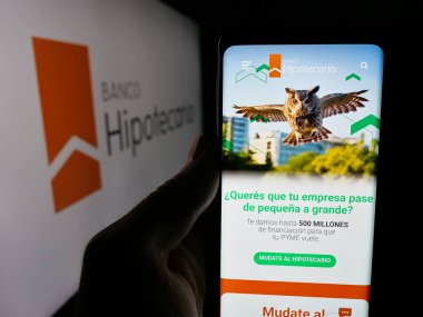 Stuttgart, Almanya - 03-31-2025: Finans şirketi Banco Hipotecario S.A. 'nın internet sayfası olan cep telefonu logonun önünde ekranda. Telefon ekranının merkezine odaklan.