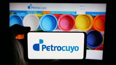 Stuttgart, Almanya - 03-31-2025: Petroquimica Cuyo SAIC (Petrocuyo) şirketinin logosunun bulunduğu cep telefonu web sayfası önünde. Telefon ekranına odaklan.