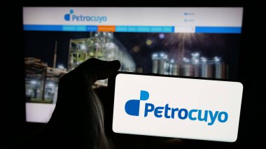 Stuttgart, Almanya - 03-31-2025: Petroquimica Cuyo SAIC (Petrocuyo) şirketinin logosunun bulunduğu cep telefonu web sayfası önünde. Telefon ekranına odaklan.