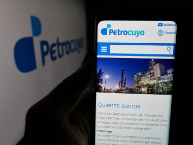 Stuttgart, Almanya - 03-31-2025: Logonun önünde Petroquimica Cuyo SAIC (Petrocuyo) adlı şirketin logosunun bulunduğu web sayfası bulunuyor. Telefon ekranının merkezine odaklan.