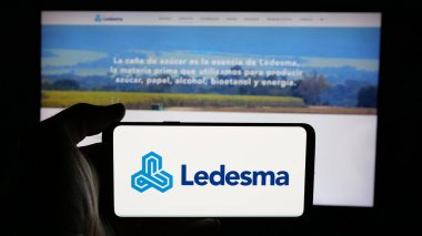 Stuttgart, Almanya - 03-31-2025: Arjantinli tarım şirketi Grupo Ledesma 'nın logosunun bulunduğu cep telefonu web sayfası önünde ekranda. Telefon ekranına odaklan.