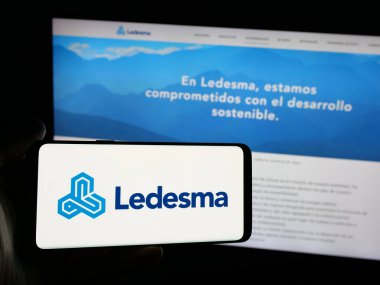 Stuttgart, Almanya - 03-31-2025: Arjantinli tarım şirketi Grupo Ledesma 'nın logosunu elinde tutan kişi web sitesinin önünde ekranda. Telefon ekranına odaklan.