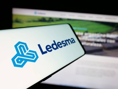 Stuttgart, Almanya - 03-31-2025: Arjantinli tarım şirketi Grupo Ledesma 'nın logosuna sahip akıllı telefon web sitesinin önünde ekranda. Telefon ekranının merkez soluna odaklan.