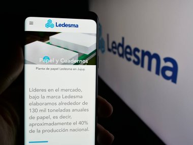 Stuttgart, Almanya - 03-31-2025: Arjantinli tarım şirketi Grupo Ledesma 'nın web sayfası olan cep telefonu logosu önünde ekranda. Telefon ekranının merkezine odaklan.